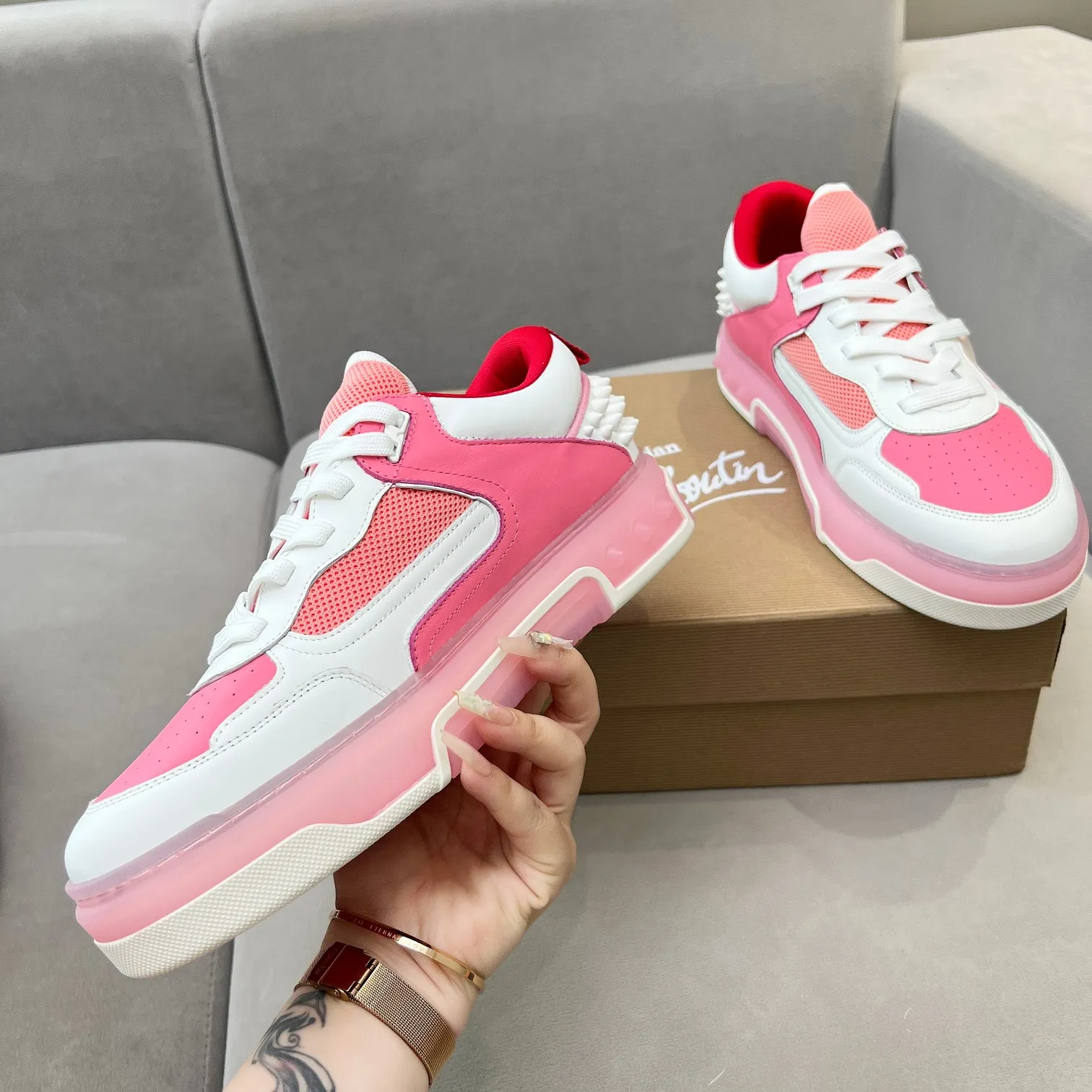 Men's shoes 💰700 🌹🌹🌹̋ Wang Junkai Yang Mi Xu Kai Zhang Jingyi Ding Chengxin Chen Muchi Wang Ziyi Same style Christian Louboutin 2024 [New product] ASTROLOUBI unisex thick-soled sports shoes red-soled shoes perfectly integrate fashion and sports, The fabrics are made of luxurious calfskin, soft suede, smooth satin and laminated leather, and the back is decorated with classic rivets. The interior is blended with a knitted tongue for added durability, breathability and quick-drying comfort. The outsole is made of a combination of EVA foam and imported rubber, and the colorful CL iconic letters on the side of the outsole show the brand's unique style. It is a ceiling-level comfortable skate shoe! ! ! Multiple colors available, currently women’s sizes 35--40